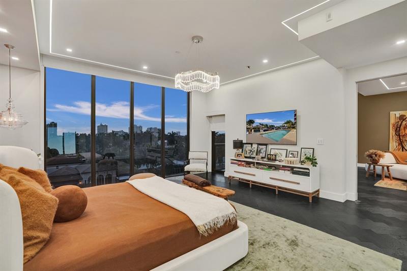 Image 14 of 49 For 20 Isle Of Venice Dr  Penthouse