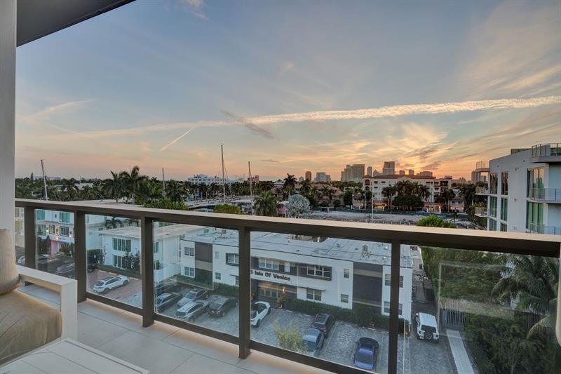 Image 25 of 49 For 20 Isle Of Venice Dr  Penthouse
