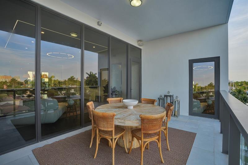 Image 27 of 49 For 20 Isle Of Venice Dr  Penthouse