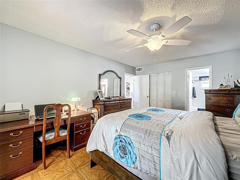 Image 31 of 50 For 5001 34th St  205