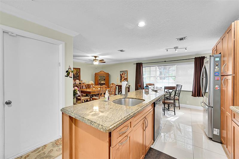Image 15 of 41 For 11353 Lakeview Dr  5