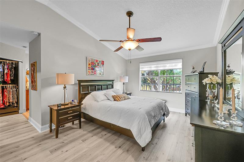Image 20 of 41 For 11353 Lakeview Dr  5