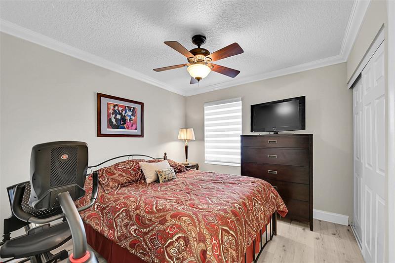Image 31 of 41 For 11353 Lakeview Dr  5