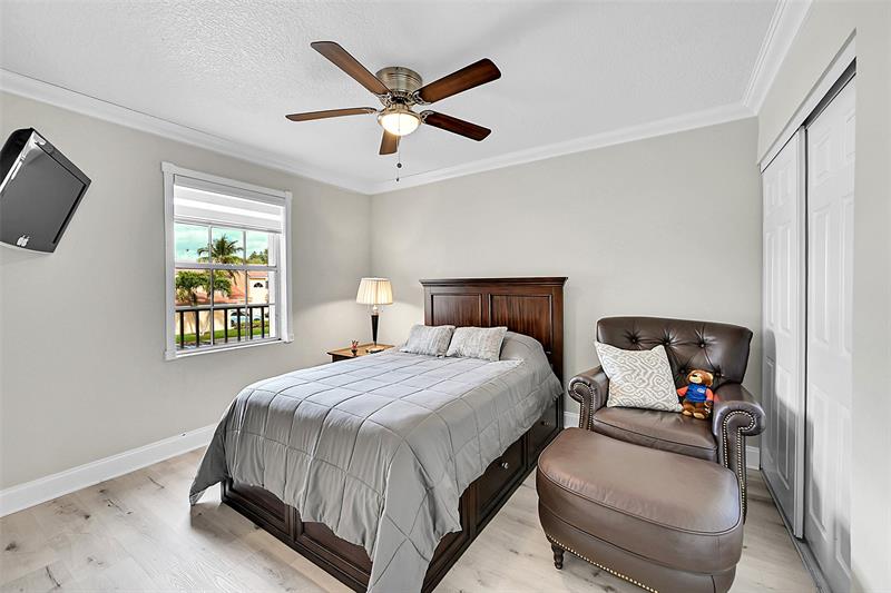 Image 36 of 41 For 11353 Lakeview Dr  5