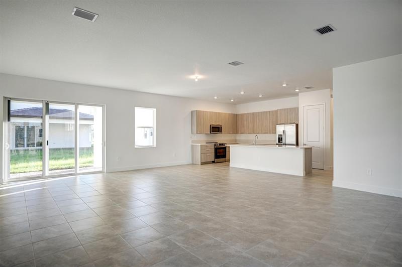 Image 14 of 97 For 12328 43 Street