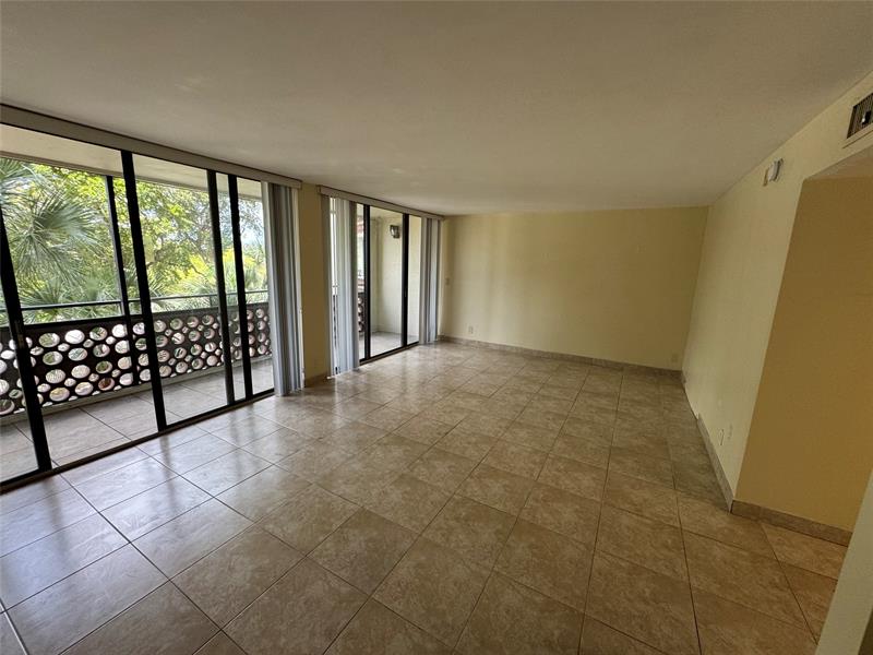 Image 6 of 12 For 4222 Inverrary Blvd  4306