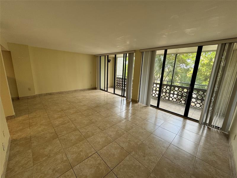Image 9 of 12 For 4222 Inverrary Blvd  4306