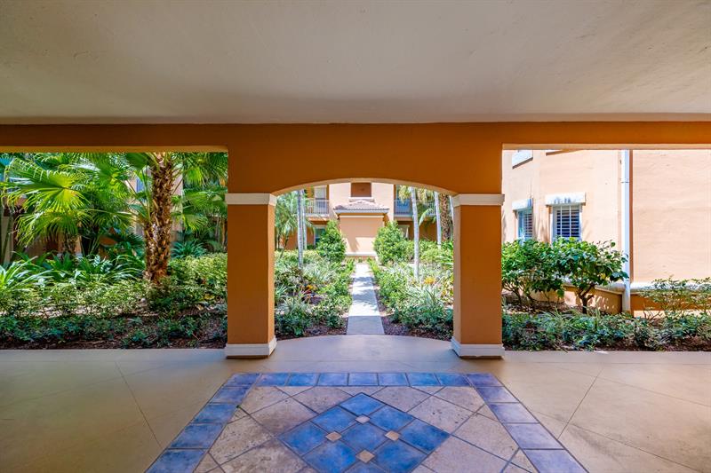 Image 24 of 49 For 5020 Fairways Cir  J107
