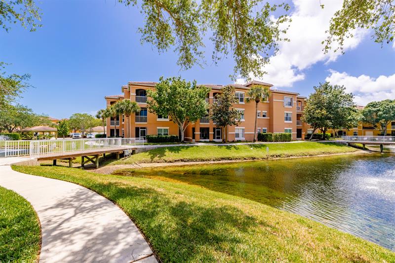 Image 28 of 49 For 5020 Fairways Cir  J107