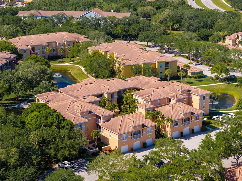 Image 32 of 49 For 5020 Fairways Cir  J107