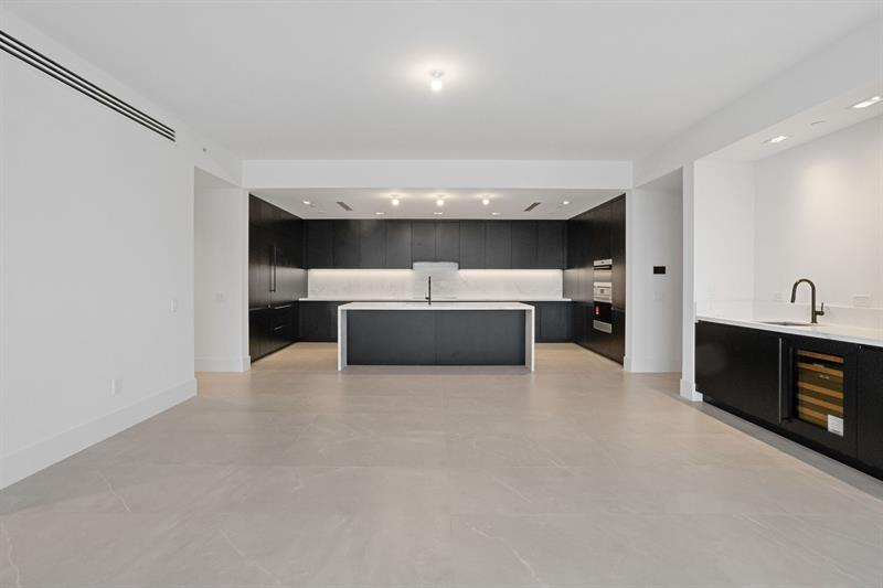 Image 12 of 42 For 160 Isle Of Venice Dr  203