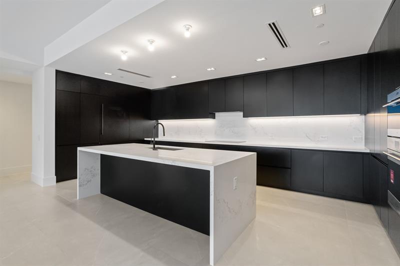 Image 15 of 42 For 160 Isle Of Venice Dr  203