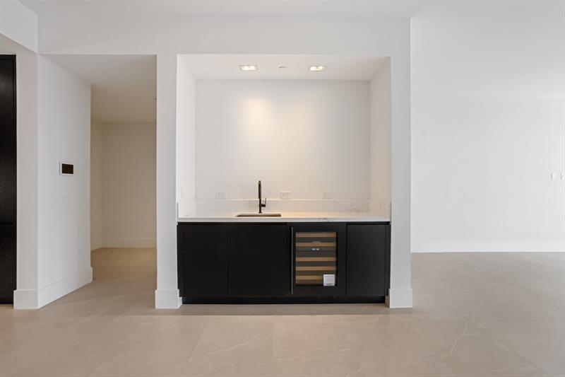 Image 16 of 42 For 160 Isle Of Venice Dr  203