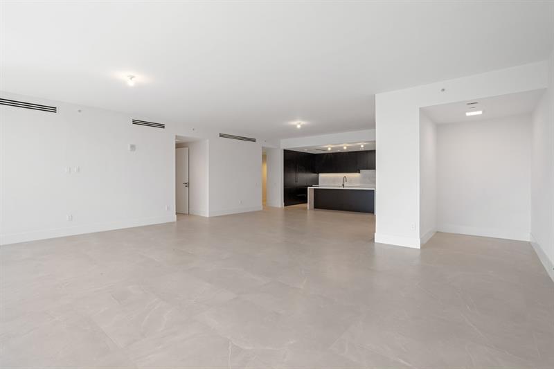 Image 17 of 42 For 160 Isle Of Venice Dr  203