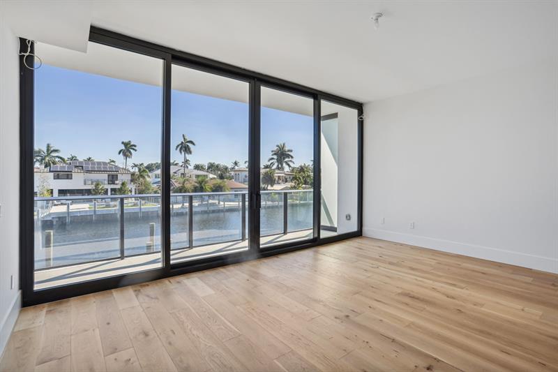 Image 20 of 42 For 160 Isle Of Venice Dr  203