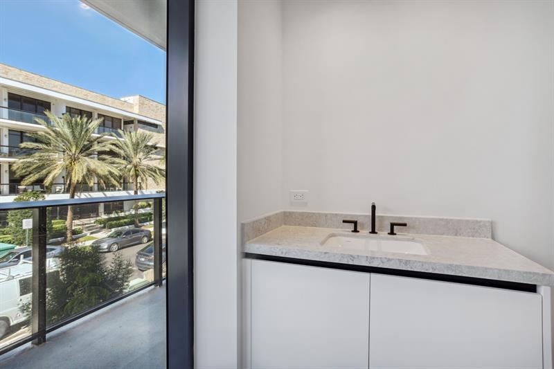 Image 30 of 42 For 160 Isle Of Venice Dr  203