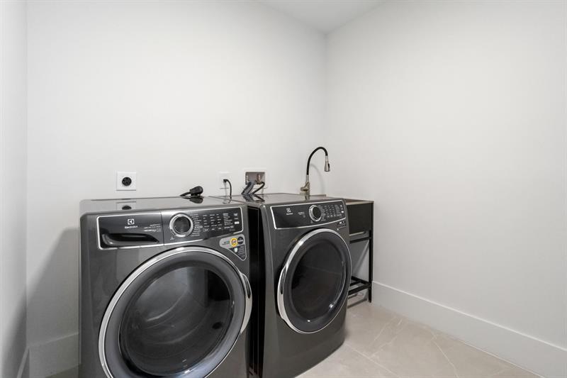 Image 31 of 42 For 160 Isle Of Venice Dr  203