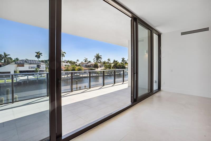 Image 8 of 42 For 160 Isle Of Venice Dr  203