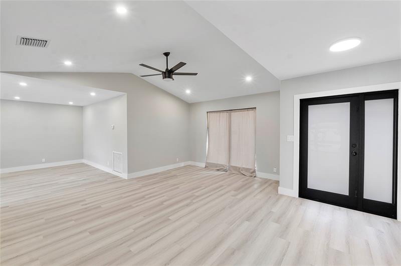Image 14 of 38 For 1024 83rd Dr