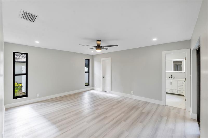 Image 18 of 38 For 1024 83rd Dr