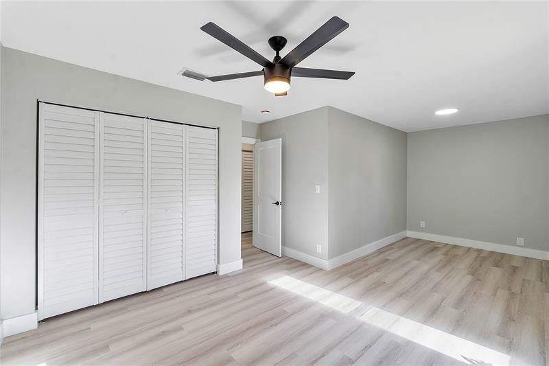 Image 23 of 38 For 1024 83rd Dr