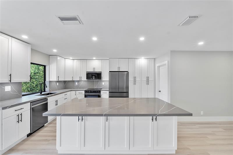 Image 5 of 38 For 1024 83rd Dr