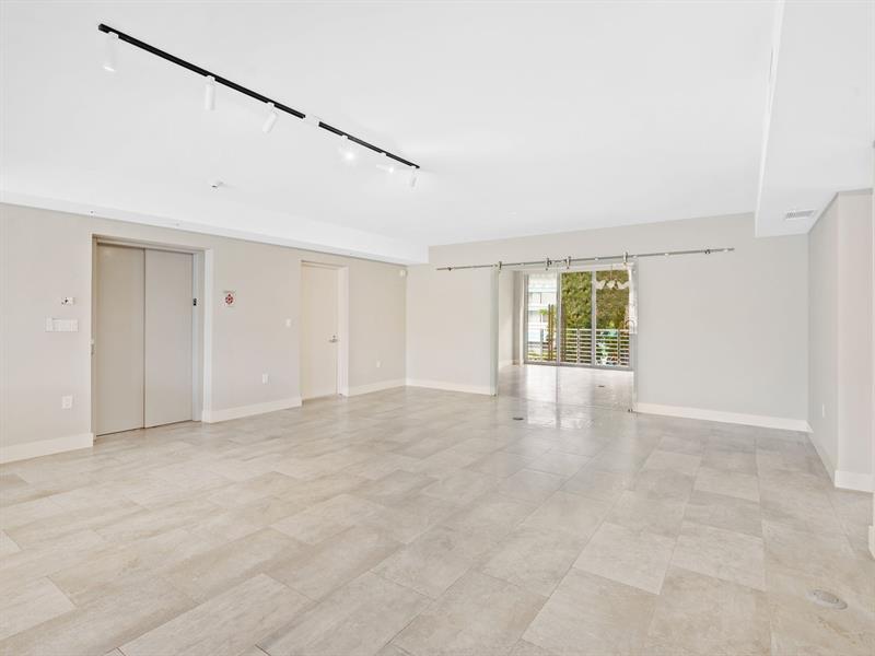 Image 11 of 47 For 133 Isle Of Venice Dr  201