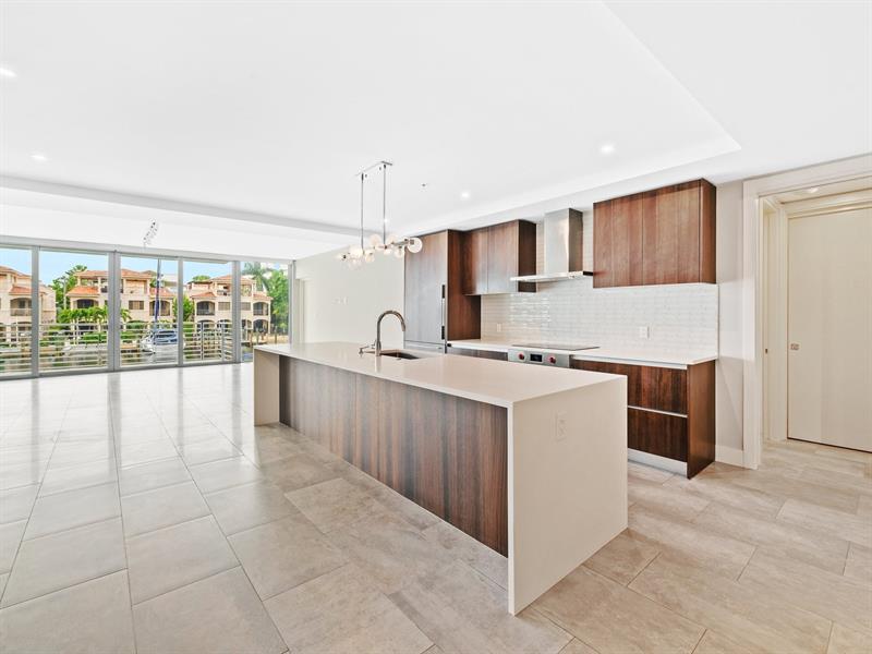 Image 12 of 47 For 133 Isle Of Venice Dr  201