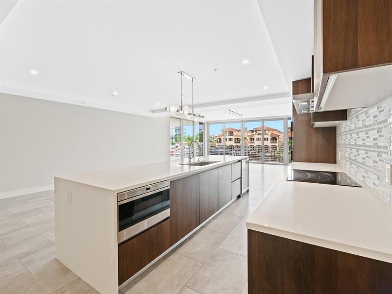 Image 15 of 47 For 133 Isle Of Venice Dr  201