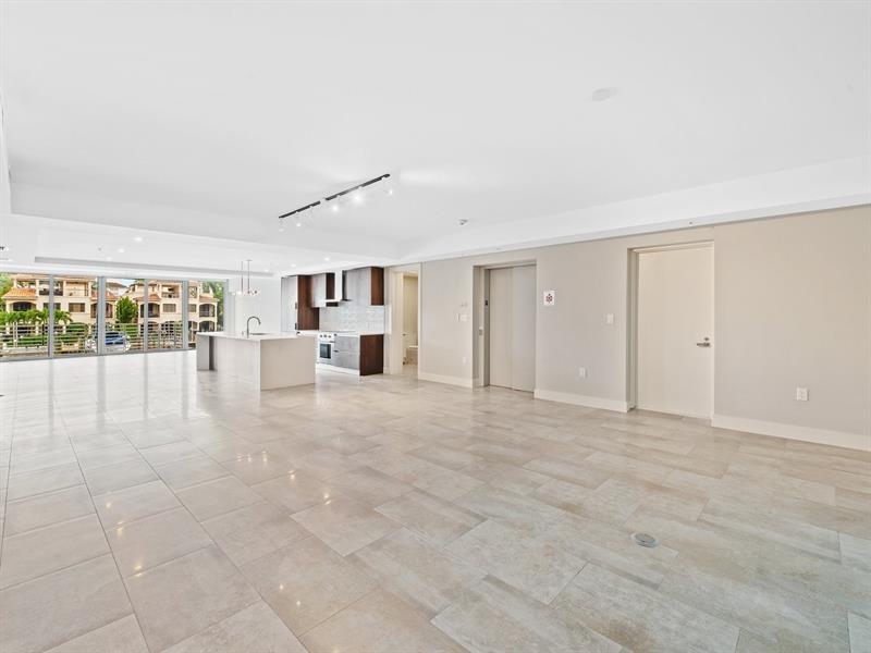 Image 17 of 47 For 133 Isle Of Venice Dr  201
