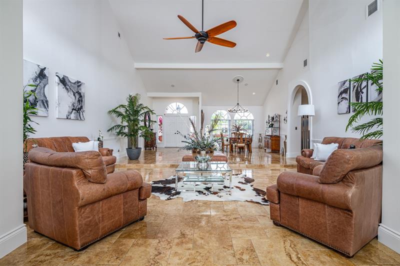 Image 18 of 60 For 16633 Golfview Dr