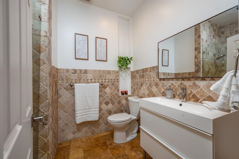 Image 33 of 60 For 16633 Golfview Dr