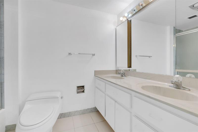 Image 17 of 34 For 750 Ocean Blvd  604