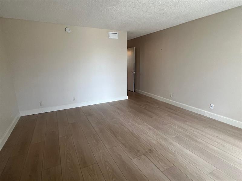 Image 12 of 19 For 370 76th Ave  202