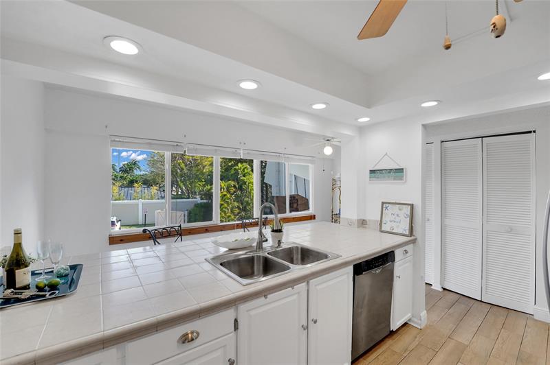 Image 12 of 86 For 5555 Ocean Blvd  62