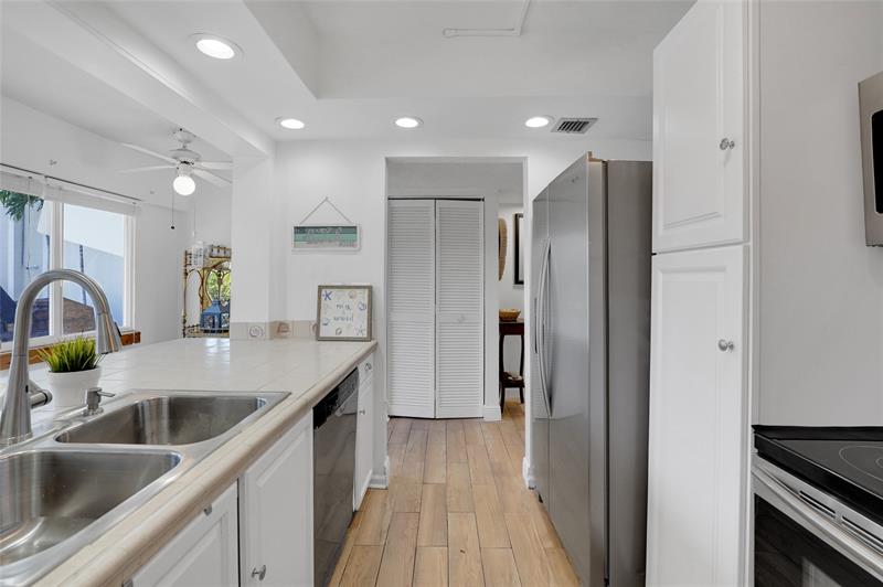 Image 14 of 86 For 5555 Ocean Blvd  62