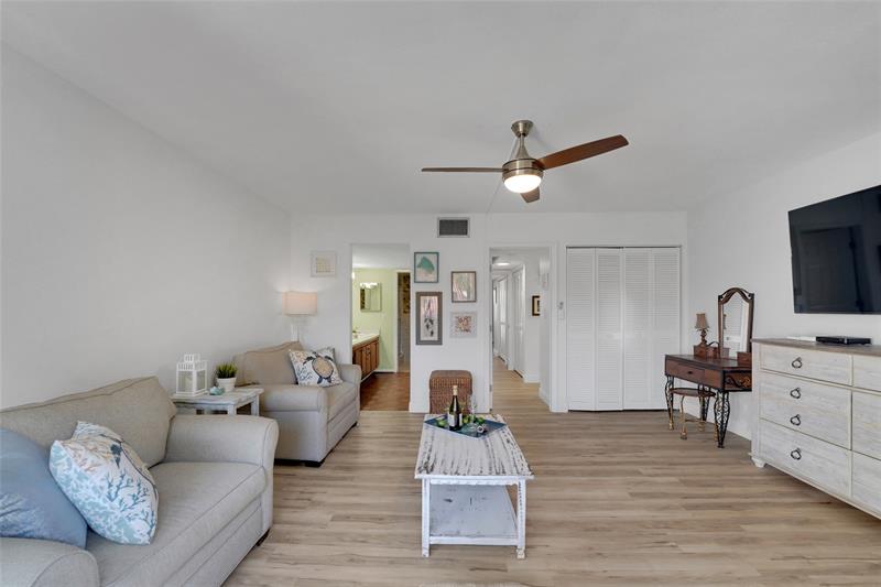 Image 36 of 86 For 5555 Ocean Blvd  62