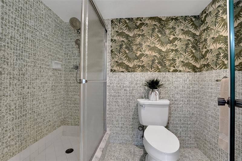 Image 41 of 86 For 5555 Ocean Blvd  62