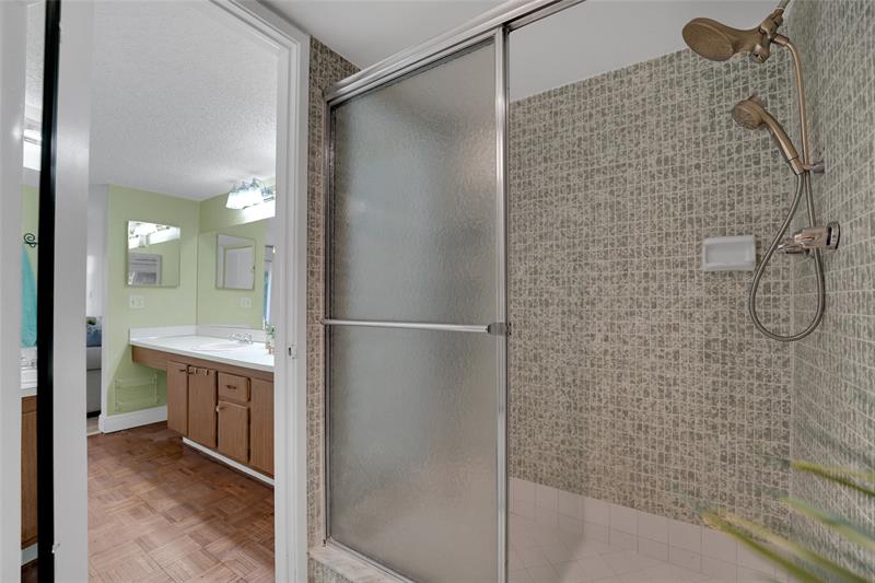 Image 42 of 86 For 5555 Ocean Blvd  62
