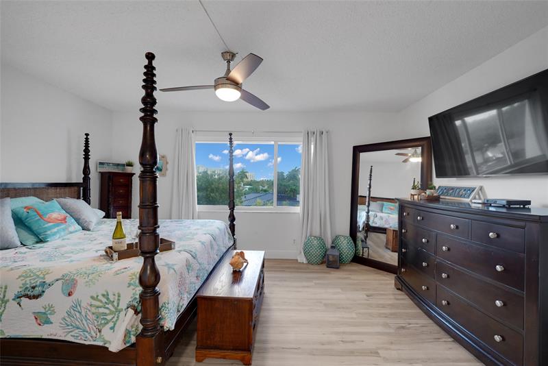 Image 47 of 86 For 5555 Ocean Blvd  62
