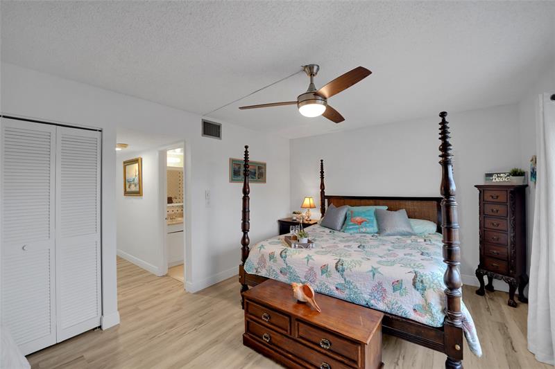 Image 49 of 86 For 5555 Ocean Blvd  62