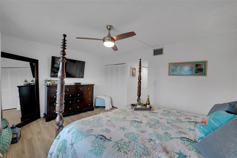 Image 50 of 86 For 5555 Ocean Blvd  62