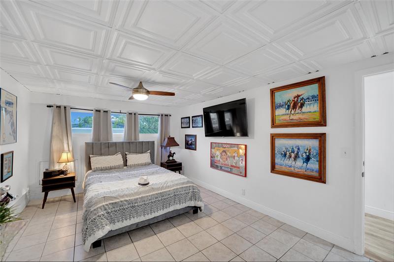 Image 56 of 86 For 5555 Ocean Blvd  62