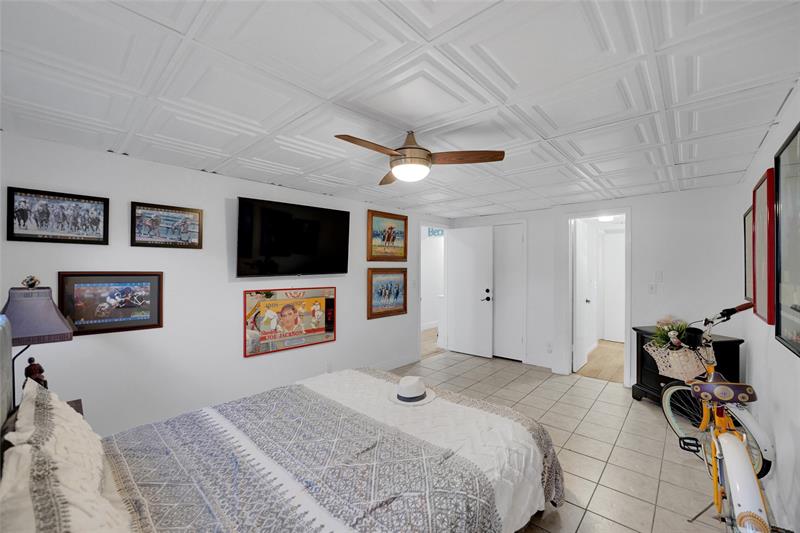 Image 57 of 86 For 5555 Ocean Blvd  62