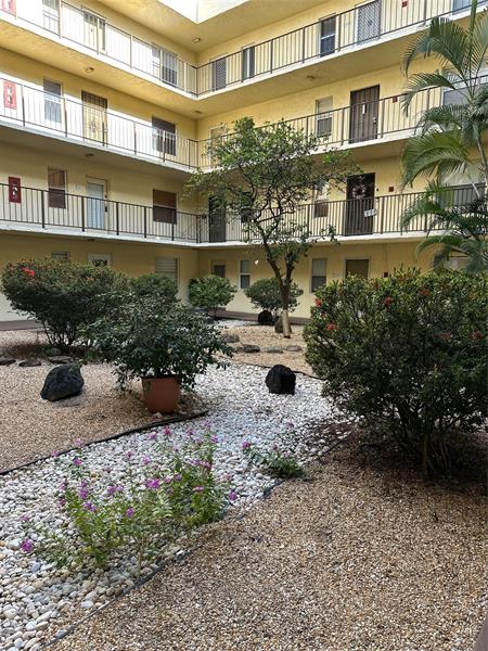 Image 21 of 25 For 2831 Somerset Dr  118