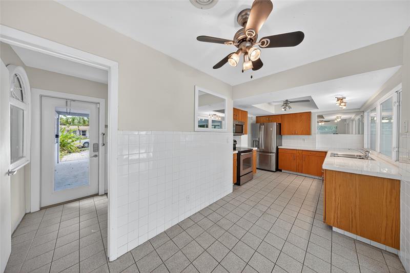 Image 20 of 39 For 3440 20 Ave  