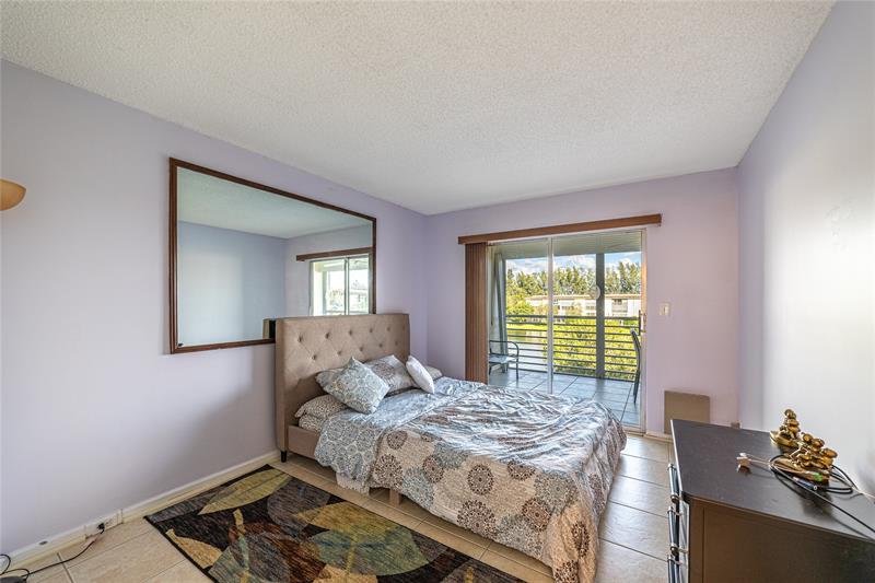Image 17 of 27 For 1902 Bermuda Cir  L4
