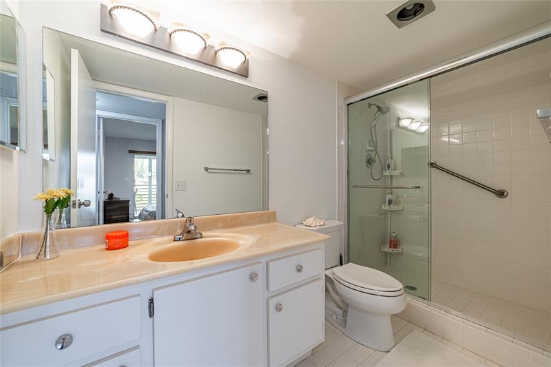 Image 19 of 27 For 1902 Bermuda Cir  L4