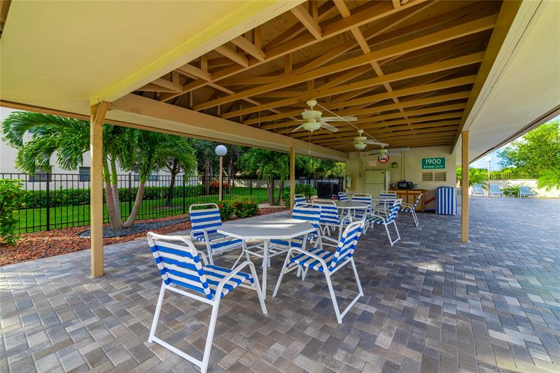 Image 24 of 27 For 1902 Bermuda Cir  L4