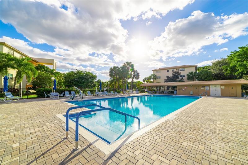 Image 25 of 27 For 1902 Bermuda Cir  L4